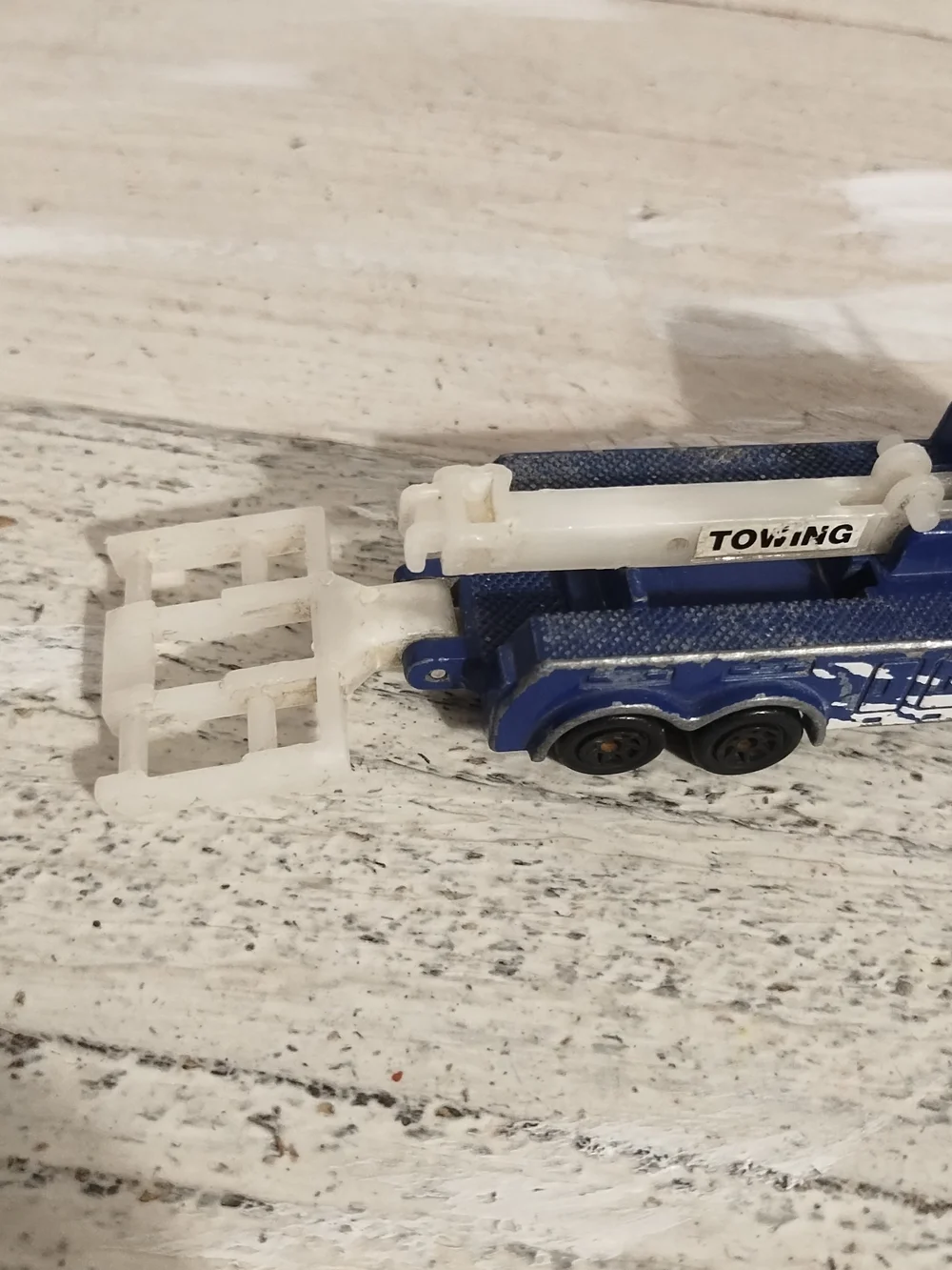 Vintage 1998 hot Wheels heavy duty tow truck diecast some scratches
